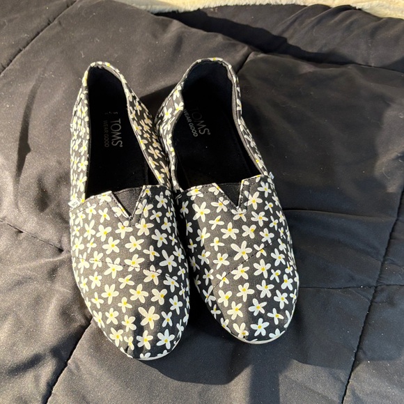 TOMS Black and White Daisy Slip-Ons size 10 - Picture 1 of 5